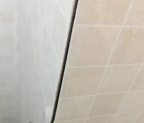 申扎瓷砖空鼓维修公司分享阳台瓷砖脱落的修复过程可以分为以下几个步骤