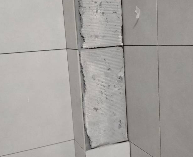 申扎瓷砖空鼓维修公司分享下瓷砖施工前基层浇水润湿程度不足，可能导致以下问题